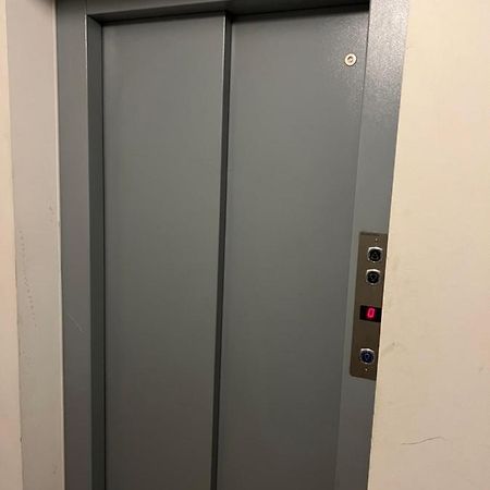 Apartment Near Metro & Netflix Wina Bagian luar foto