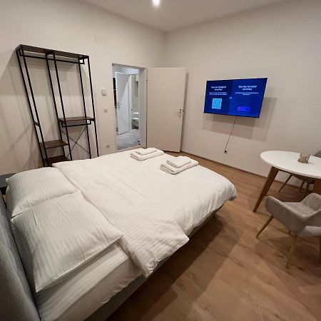 Apartment Near Metro & Netflix Wina Bagian luar foto
