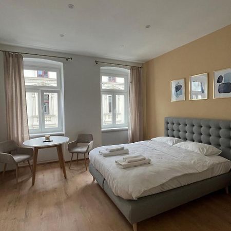 Apartment Near Metro & Netflix Wina Bagian luar foto
