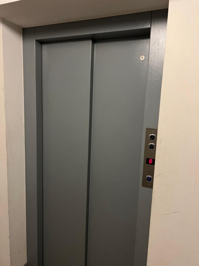 Apartment Near Metro & Netflix Wina Bagian luar foto