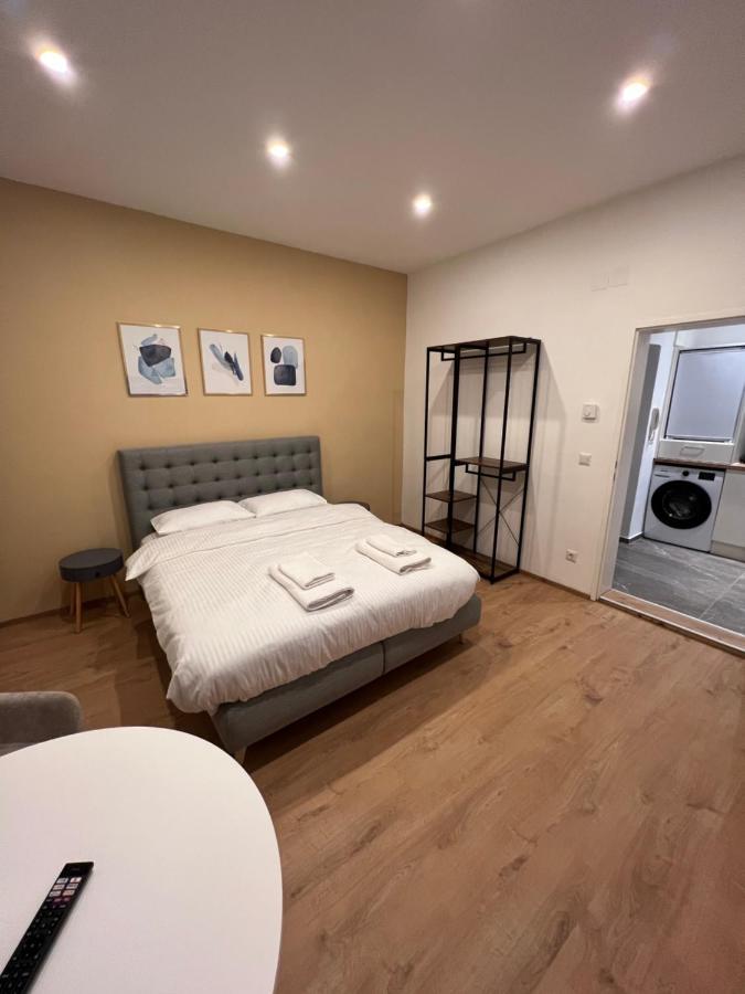 Apartment Near Metro & Netflix Wina Bagian luar foto