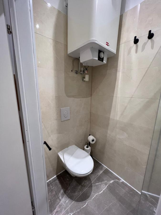 Apartment Near Metro & Netflix Wina Bagian luar foto
