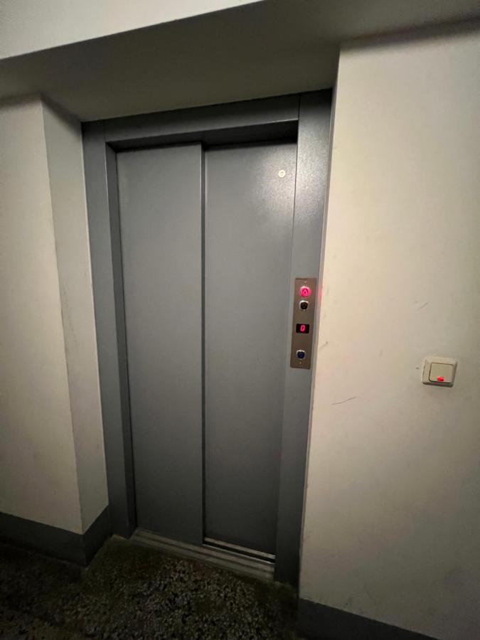 Apartment Near Metro & Netflix Wina Bagian luar foto