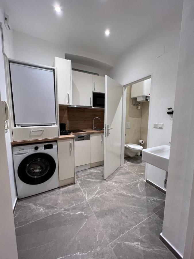 Apartment Near Metro & Netflix Wina Bagian luar foto