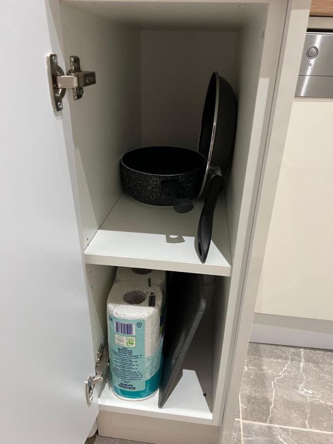 Apartment Near Metro & Netflix Wina Bagian luar foto