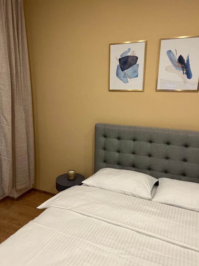 Apartment Near Metro & Netflix Wina Bagian luar foto