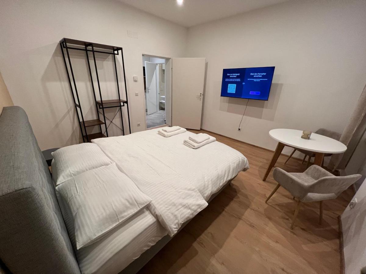 Apartment Near Metro & Netflix Wina Bagian luar foto