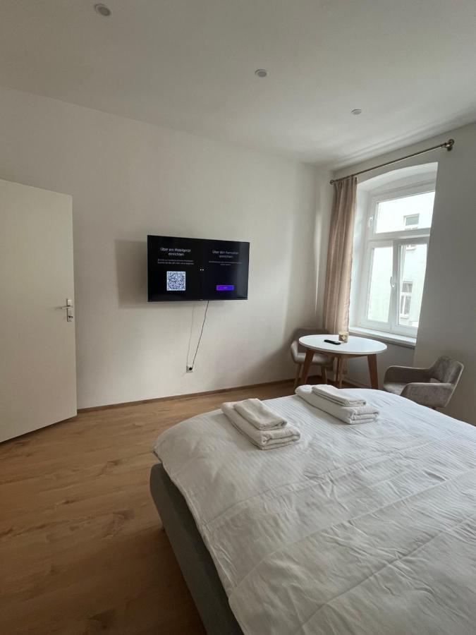 Apartment Near Metro & Netflix Wina Bagian luar foto